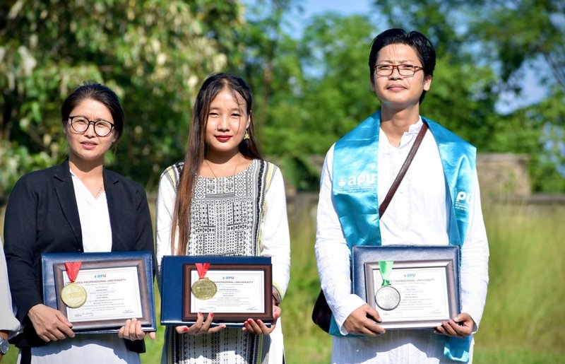 Students wining certificate